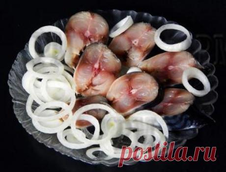 Скумбрия соленная в домашних условиях (Скумбрія солона в домашніх умовах) В соленой скумбрии, которая продается у нас в магазинах можно найти наверное большую часть таблицы Менделеева, но это не повод отказывать себе в удовольствии, ведь ее очень просто можно приготовить дома своими руками. Рыбка выходит не только очень вкусная, но и полезная.