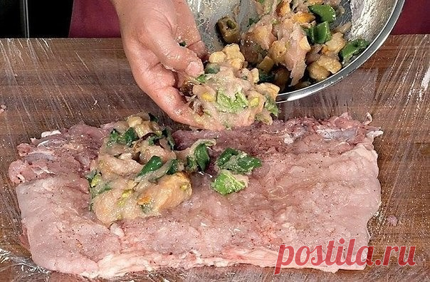 Мастер-класс. Готовим куриный рулет

Фаршированный куриный рулет – блюдо универсальное. Ароматные бутерброды на завтрак, холодная закуска на обед, пикантное горячее на ужин, да и на праздничном столе ему найдется достойное место. 

Удалите кончики крыльев. Курицу положите грудкой вверх, проведите ножом параллельно килевой кости сначала с одной стороны, потом с другой и аккуратно отделите от грудки. Не повреждая кожу, подрежьте позвоночник, ребра и тазовые кости. Удалите хр...