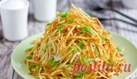 Салат "Муравейник" с курицей и картофельной соломкой

Вкусный по составу салат с куриным филе, свежими помидорами и огурцами, сыром и чесноком смотрится как настоящий муравейник, благодаря необычной подаче в виде горки, засыпанной картофельной соломкой и зелёным луком!

Продукты (на 3 порции)
Куриное филе - 280 г
Помидор - 1 шт.
Огурец свежий - 1 шт.
Сыр твёрдый - 40 г
Чеснок - 1 зубчик
Майонез - 100 г
Картофель - 2 шт.
Масло подсолнечное рафинированное - 100 мл
Лук зелёны...