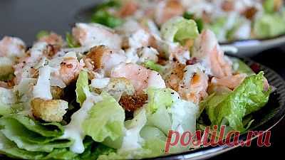 Ресторан дома: Салат Цезарь с курицей и сухариками