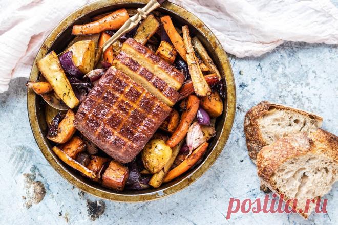 Необычное вегетарианское жаркое без мяса Готовим простое и по-домашнему вкусное вегетарианское жаркое с овощами и копчёным сыром тофу!