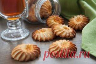 Печенье «Курабье»
Эти вкусные печенюшки можно легко приготовить всего за 20 минут! Забирай рецепт в копилку!
Ингредиенты:
Масло сливочное (размягченное) — 100 г
Сахарная пудра — 50 г
Мука — 150 г
Яйца куриные — 1 шт.
Джем (абрикосовый) — по вкусу
Приготовление:
1. Сливочное масло взбить миксером, всыпать сахарную пудру. Взбить еще раз.
2. Яйцо разбить в миску и перемешать вилкой. Влить половину яйца. Разом всыпать муку, перемешать миксером на низкой скорости. Если получились хлебные крошки,