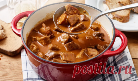 Brauhaus Gulasch ZUTATEN  500 g Gulasch vom Schwein 2 EL Butterschmalz ½ TL Senf 1 EL Tomatenmark 1 große Zwiebel(n), gehackt 1 Knoblauchzehe(n), gepresst 1 Karotte(n), gerieben 200 ml Bier, Sorte nach Wunsch 600 ml Gemüsebrühe Salz und Pfeffer 1 TL Paprikapulver, edelsüß 1 EL Crème fraîche n. B. Saucenbinder ZUBEREITUNG Das Butterschmalz in einer tiefen Pfanne erhitzen. Das Gulasch im Butterschmalz scharf anbraten und mit Salz, Pfeffer und Paprikapulver würzen. Wenn das F...