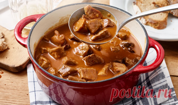 Brauhaus Gulasch ZUTATEN  500 g Gulasch vom Schwein 2 EL Butterschmalz ½ TL Senf 1 EL Tomatenmark 1 große Zwiebel(n), gehackt 1 Knoblauchzehe(n), gepresst 1 Karotte(n), gerieben 200 ml Bier, Sorte nach Wunsch 600 ml Gemüsebrühe Salz und Pfeffer 1 TL Paprikapulver, edelsüß 1 EL Crème fraîche n. B. Saucenbinder ZUBEREITUNG Das Butterschmalz in einer tiefen Pfanne erhitzen. Das Gulasch im Butterschmalz scharf anbraten und mit Salz, Pfeffer und Paprikapulver würzen. Wenn das F...