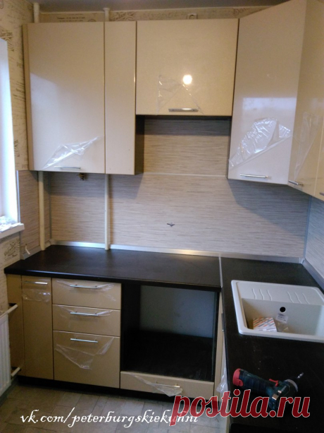 Размер кухни 1965*1620 мм (Планировка в корабле). Стоимость кухни - 60 250 руб. В стоимость кухни вошло: Корпус ЛДСП + фасады МДФ Пленка Глянец Металлик , столешница 38 мм влагостойкая+ мет. планки+ кромка в цвет, стеновая панель + планки, плинтус алюминиевый + комп. заглушек, газлифты+ демпферы, петли с доводчиком, ручки рейлинги, сушка для посуды 500 мм, ящики металлобоксы, цоколь пластиковый под венге, видимые боковины в цвет фасада, бутылочница 200 мм с доводчиком. Дос...