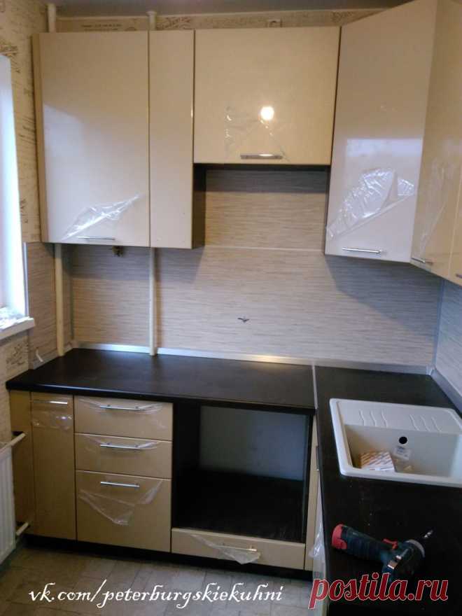 Размер кухни 1965*1620 мм (Планировка в корабле). Стоимость кухни - 60 250 руб. В стоимость кухни вошло: Корпус ЛДСП + фасады МДФ Пленка Глянец Металлик , столешница 38 мм влагостойкая+ мет. планки+ кромка в цвет, стеновая панель + планки, плинтус алюминиевый + комп. заглушек, газлифты+ демпферы, петли с доводчиком, ручки рейлинги, сушка для посуды 500 мм, ящики металлобоксы, цоколь пластиковый под венге, видимые боковины в цвет фасада, бутылочница 200 мм с доводчиком. Дос...