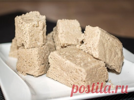 Домашняя вкусная Халва 
Продукты: 
● очищенные семечки 2 стакана
● мука 1,5 стакана 
● сахар 1 стакан 
● вода 0,5 стакана 
● подсолнечное масло 150 мл
Процесс приготовления: 
1. Семечки обжарить, прокрутить на мясорубке. Муку тоже обжарить на сухой сковороде до нежно-золотистого цвета. Смешать обе массы до однородной консистенции. 
2. Из сахара и воды варим сироп 10 минут с момента закипания - он не должен быть совсем жидким, но и густым тоже. 
3. Теперь смешиваем массу с семечками, подсолне