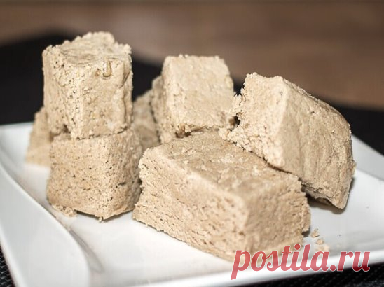 Домашняя вкусная Халва 
Продукты: 
● очищенные семечки 2 стакана
● мука 1,5 стакана 
● сахар 1 стакан 
● вода 0,5 стакана 
● подсолнечное масло 150 мл
Процесс приготовления: 
1. Семечки обжарить, прокрутить на мясорубке. Муку тоже обжарить на сухой сковороде до нежно-золотистого цвета. Смешать обе массы до однородной консистенции. 
2. Из сахара и воды варим сироп 10 минут с момента закипания - он не должен быть совсем жидким, но и густым тоже. 
3. Теперь смешиваем массу с семечками, подсолне
