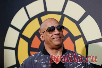 Вин Дизель публично призвал Дуэйна «Cкалу» Джонсона вернуться в «Форсаж». Американский актер Вин Дизель публично призвал артиста Дуэйна «Cкалу» Джонсона вернуться во франшизу «Форсаж» для съемок в новых частях. В своем обращении Дизель назвал своего коллегу по «Форсажу» «младшим братом» и признался, что для его детей тот навсегда останется «дядей Дуэйном».