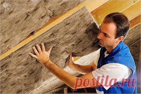 Укладка утеплителя

Утеплитель укладывается в обратном порядке – снизу и вверх. Минеральная вата легко разрезается канцелярским ножом, будь это хоть плита, хоть рулонный материал.

Ширина утеплителя должна быть немного больше, чем длина пролета между стропилами. Это устранит возможность появления зазоров при укладке. Скорее всего, утеплитель будет «выскальзывать» из своего места, ведь гидроизоляционный материал может быть скользким. Для этого можно натянуть нетолстый шнур или леску, которые