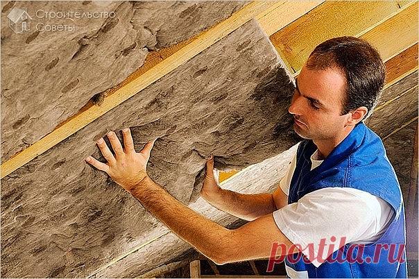 Укладка утеплителя

Утеплитель укладывается в обратном порядке – снизу и вверх. Минеральная вата легко разрезается канцелярским ножом, будь это хоть плита, хоть рулонный материал.

Ширина утеплителя должна быть немного больше, чем длина пролета между стропилами. Это устранит возможность появления зазоров при укладке. Скорее всего, утеплитель будет «выскальзывать» из своего места, ведь гидроизоляционный материал может быть скользким. Для этого можно натянуть нетолстый шнур или леску, которые