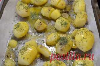 Картофель Хассельбак, по-шведски Сегодня приготовим вкуснятину: запечённый картофель по-шведски, красиво названный «хассельбак». По крайней мере, именно так о нём упоминается в книге «Скандинавская кухня» (мы с вами по ней уже готовили)...
