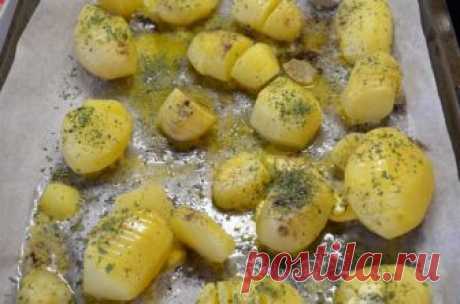 Картофель Хассельбак, по-шведски Сегодня приготовим вкуснятину: запечённый картофель по-шведски, красиво названный «хассельбак». По крайней мере, именно так о нём упоминается в книге «Скандинавская кухня» (мы с вами по ней уже готовили)...