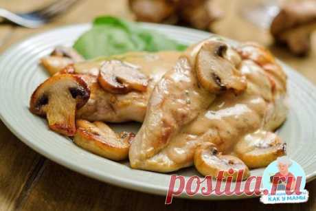 ТОП-6 ужинов из куриной грудки 
1. Куриная грудка в грибном соусе
Ингредиенты:
● Куриная грудка — 1 шт.
● Шампиньоны — 250 г
● Натуральный йогурт — 1 стакан
● Лук — 1 шт.
● Оливковое масло — 1 ст. л.
● Соль, перец — по вкусу
Приготовление:
1. Грибы и лук нарезать пластинками, обжарить в небольшом количестве масла на сковороде.
2. На куске филе сделать неглубокие надрезы, чтобы быстрее пропекалось. В форму для запекания выложить половину грибов, сверху положить грудку, сверху оставшиеся гр