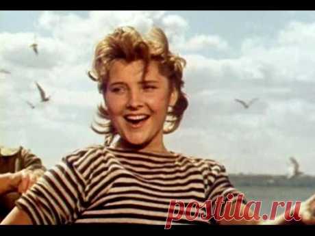 Черноморочка (1959) Юная Софийка (Светлана Живанкова) хороша собой, отлично поет и мечтает стать певицей. Ее парень Вася (Владимир Земляникин), курсант мореходного училища, счит...