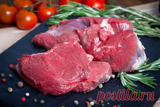 Не платите за дорогой смягчитель для мяса – это та же наша сода, но в фантике красивом. Вам нужно, чтобы мясо быстро прожарилось-протушилось, да еще чтобы мягким было? Губа не дура, все хотят эдак-то. Что делаем? Натерли кусок содой и на несколько часов в холодильник. Перед готовкой я замачиваю мясо в проточной воде, удаляю остатки соды, чтобы их на дух не было. Даже старую воловину таким манером можно под телятинку молодую скосить.
#совет