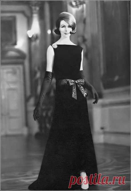 Jennifer Hocking in beautiful black velvet gown, the elong… | Flickr