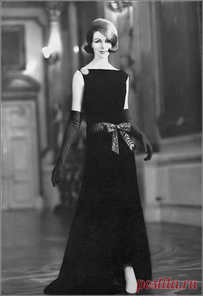 Jennifer Hocking in beautiful black velvet gown, the elong… | Flickr