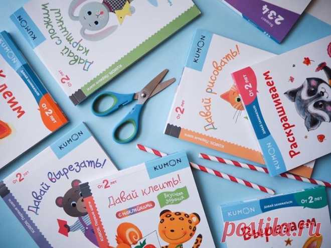 Отмечаем шестилетие KUMON в России → mif.to/6letkumon В 1954 году учитель математики из Японии Тору Кумон увидел в дневнике своего сына, второклассника Такеши, двойку по арифметике. Чтобы помочь ребенку, он решил каждый вечер давать ему небольшие задания — на один тетрадный лист. Постепенно Кумон усложнял задания — после того как убеждался, что Такеши усвоил материал. Занимаясь по 20 минут в день, его сын так обогнал своих сверстников, что к шестому классу уже изучал дифференциальные уравнения…
