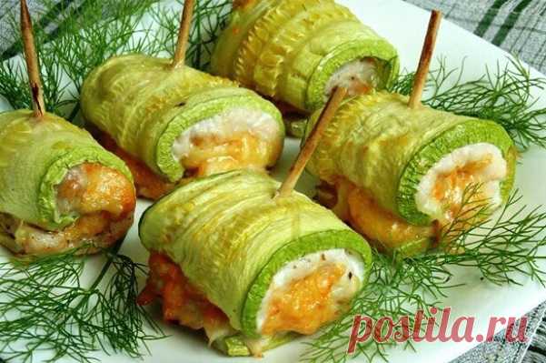Кабачковые рулетики с курицей в духовке - Домашняя кухня Кабачковые рулетики с курицей в духовке — быстрое и вкусное летнее блюдо. Попробуйте приготовить его по нашему рецепту, недеемся понравится вам и вашим близким и гостям. Ингредиенты: Курица...
