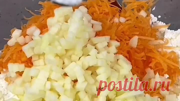Видео Три штуки съедаю за раз! Просто натираю морковь в ТВОРОГ,так ВКУСНО получается! Сырники «Золотистые»,очень вкусные и нежные! Приготовьте для разнообразия! | OK.RU
