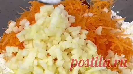 Видео Три штуки съедаю за раз! Просто натираю морковь в ТВОРОГ,так ВКУСНО получается! Сырники «Золотистые»,очень вкусные и нежные! Приготовьте для разнообразия! | OK.RU