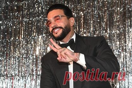 У преемника Starbucks появится алкоголь. В меню преемника сети кофеен Starbucks, которая теперь называется Stars Coffee, появится алкоголь. Об этом рассказали владельцы сети музыкант Тимур Янусов (Тимати) и ресторатор Антон Пинский, передает РБК в своем Telegram-канале. В меню Stars Coffee представлено несколько видов кофе, десерты и блюда от шефа.