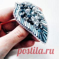 Ещё одно перо-листик, в этот раз под голубую чалму. Вполне может быть самостоятельной брошью #mad_hatter_accessories #embroidery #handembroidery #brooch #handwork #вышивка #ручнаявышивка #ручнаяработа #ручнаяработа #днепропетровск #брошьизбисера #брошьручнойработы #вышивкабисером #мастер #бисер #handmade_prostor #львов #handmadejewelry #brooch #beads #crystal #embroidery #swarovskicrystals #swarovski #купитьброшь #украшенияручнойработы #handmade #handemroidery #одесса