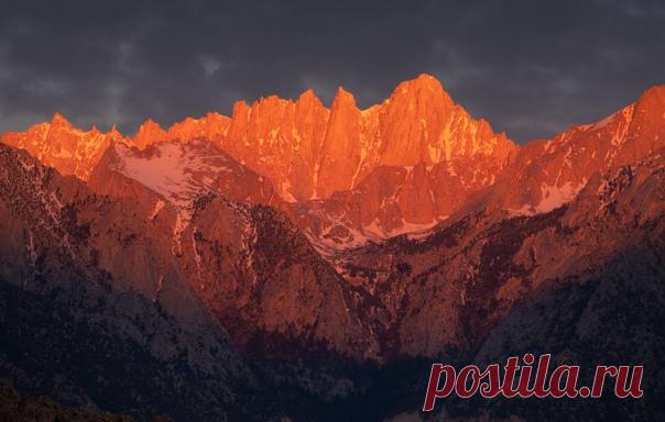 Гора Уитни «пылает» в рассветных лучах. Сьерра-Невада, США. Фотограф – Сергей Луканкин: nat-geo.ru/community/user/49624/