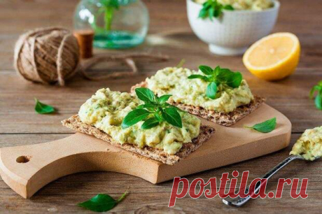 10 рецептов форшмака из селедки, который тает во рту - БУДЕТ ВКУСНО! - медиаплатформа МирТесен Одно из классических еврейских блюд – форшмак из селедки. В том или ином виде эта закуска встречается и в других кухнях – русской, польской, финской и немецкой. Рассказываем, как правильно приготовить форшмак и какие нюансы нужно учесть! 1. Форшмак с селедкой и яблоком © Проверенные Рецепты Начнем