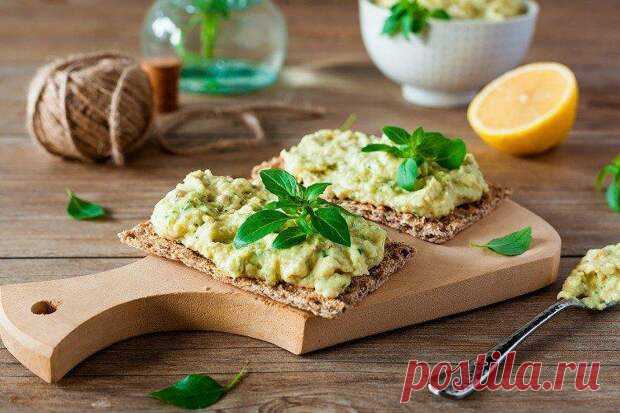 10 рецептов форшмака из селедки, который тает во рту - БУДЕТ ВКУСНО! - медиаплатформа МирТесен Одно из классических еврейских блюд – форшмак из селедки. В том или ином виде эта закуска встречается и в других кухнях – русской, польской, финской и немецкой. Рассказываем, как правильно приготовить форшмак и какие нюансы нужно учесть! 1. Форшмак с селедкой и яблоком © Проверенные Рецепты Начнем