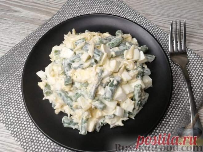 Рецепт: Салат из стручковой фасоли с сыром и яйцами на RussianFood.com