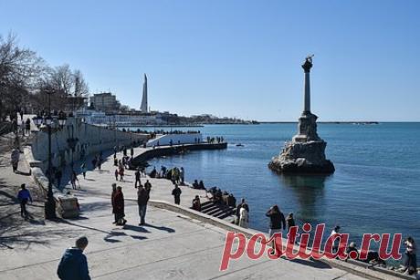 В Севастополе приостановили движение морского транспорта. В Севастополе движение морского пассажирского транспорта временно остановлено. Об этом сообщила дирекция по развитию дорожно-транспортной инфраструктуры города Севастополя. Там не назвали причины приостановки движения и пообещали проинформировать дополнительно в случае изменения в работе морского транспорта.