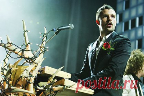 Группа The Killers извинилась за слова о братстве с русскими. Группа The Killers извинилась после протеста грузинских фанатов из-за приглашенного на сцену российского барабанщика и слов о братстве с русскими. Музыканты заявили, что «не хотели никого расстраивать». На концерте фронтмен пригласил на сцену барабанщика из России. После этого некоторые зрители покинули выступление.