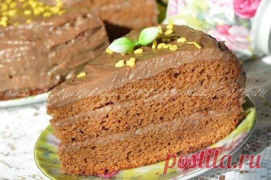 БИСКВИТНЫЙ ТОРТ НА СГУЩЕНКЕ 
ИНГРЕДИЕНТЫ:
Для теста:
● 3 яйца;
● 115 г сливочного масла;
● 0,5 банки варёной сгущенки;
● 150 г сахара;
● 1 ст. л. какао-порошка;
● 1,5 ч л разрыхлителя;
● 170 г муки.
Для крема:
● 1 банка белой сгущенки;
● 2 желтка;
● 100 мл молока;
● 1 ч л крахмала;
● 180 г сливочного масла;
● 2 ст. л. какао-порошка.
Для пропитки:
● 100 - 150 мл готового кофе
ПРИГОТОВЛЕНИЕ:
1. Разогреваем духовку до 180 градусов. В миску просеиваем муку, разрыхлитель и соль. Убираем в сторон