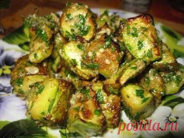 Шикарное блюдо из кабачков — вкуснее мяса 


Объедение!









 
Ингредиенты:

Молодые кабачки — 2-3 штуки
Заправка:чеснок — 2-3 зубчикагрецкие орехи — 0,5 стаканапетрушка — 1/2 пучкаоливковое масло — 1ст.л.
Приготовление:
Моем кабачки и ре…