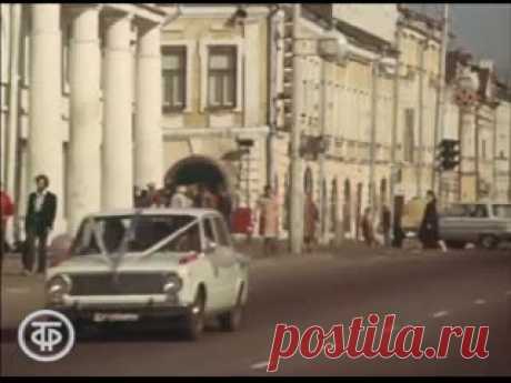 Экскурсия в Ростов Великий 1982 года Видео из детства. Товарищи туристы, прошу занять места в экскурсионном автобусе, который отвезёт вас в «Ростов Великий 1982 года». Неожиданно? Вокзал, ММЦ, центр с «Копейками», «Москвичами» и выныривающим «Запорожцем». Свадебный кортеж, люди на улицах города, цикорий, финифть, квас, кремль и озеро..