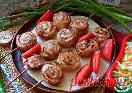 Шашлык-рулет. Немного необычно, но очень вкусно и эффектно. Рекомендую.