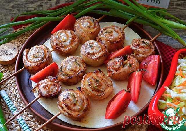 Шашлык-рулет. Немного необычно, но очень вкусно и эффектно. Рекомендую.