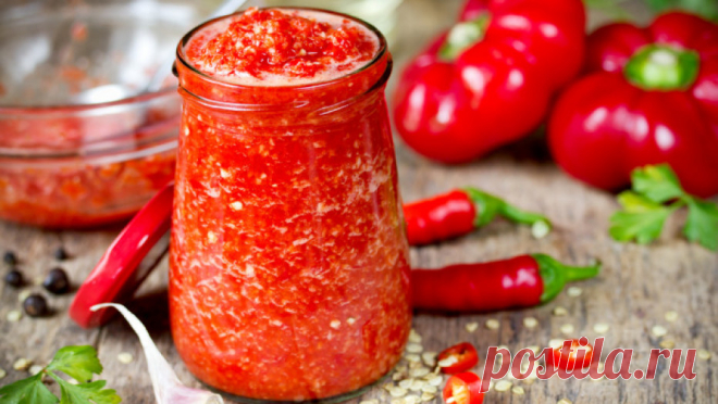 Самые вкусные рецепты аджики на зиму — с варкой и без нее Домашнюю аджику любят многие, особенно представители мужского пола. Приправа получается жгучей, но при этом с сочетанием кисло-сладкого привкуса и с удивительным ароматом. Ее подают к мясным и овощным блюдам, с которыми она прекрасно гармонирует. На зиму аджику из помидоров и чеснока готовят как классическим способом без варки, так и с варкой. Главными неизменными составляющими приправы конечно являются помидоры, че...