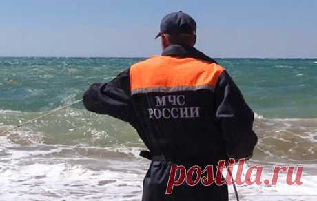 Пиротехники МЧС уничтожили суббоеприпасы с пляжа Севастополя после ракетного удара. За время обследования акватории нашли четыре неразорвавшихся суббоеприпаса