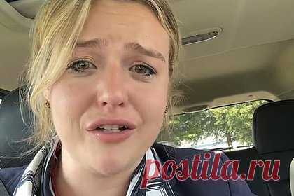Недовольная авиакомпанией пассажирка выследила стюардессу и напала на нее. Недовольная пассажирка авиакомпании American Airlines выследила стюардессу после рейса и напала на нее по пути домой. Бортпроводница Элизабет Брейли рассказала, что села в свою машину после возвращения из рейса и поехала домой по трассе. В какой-то момент ее начала преследовать женщина на красном автомобиле.