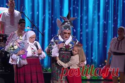 Верка Сердючка спела песню про Бандеру на передаче для российского канала. Украинский певец Андрей Данилко, известный сценическим образом Верки Сердючки, выступил на концерте юмористической телепередачи «Дизель-шоу». Там вместе со своим одетым в вышиванки творческим коллективом артист исполнил песню про идеолога украинского национализма Степана Бандеру.