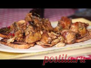 Курица с чили, чесноком и розмарином от Дженнаро Контальдо Нам понадобится:1 кг куриных окорочков6 зубчиков чеснока4 веточки розмарина2 маленьких красных чили1 бокал белого сухого винасольчерный молотый перецПриготовление:Окорочка нарезать крупными кусками, обжарить на оливковом масле до золотистого цвета, посолить, поперчить, добавить...