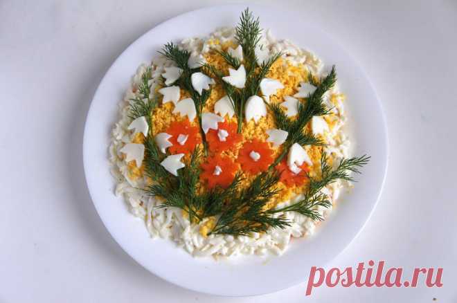 Красивый праздничный салат «Букет цветов» | Foodbook.su Салат «Букет цветов» с курицей, яйцом, морковкой и яблоком получается очень сочным. Блюдо покоряет своим необычным вкусом. Куриное мясо прекрасно сочетается с яблоком, сыром и морковкой, а яйца