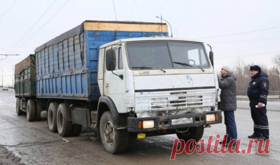 Фуры с перегрузом окончательно разбивают Новый мост в Астрахани