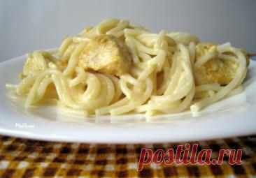 Спагетти с курицей в сливочном соусе Спагетти с курицей в сливочном соусе - это вкусное и сытное блюдо, которое легко приготовить. Куриная грудка обжаривается в сливочном масле с добавлением ароматных трав и куркумы, затем тушится в сливках с добавлением сыра. Готовое блюдо подается с отварными спагетти, что делает его идеальным для семейного ужина.