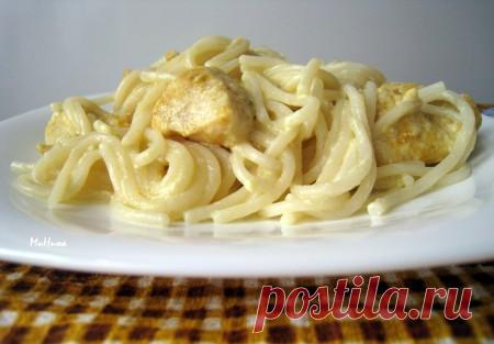 Спагетти с курицей в сливочном соусе Спагетти с курицей в сливочном соусе - это вкусное и сытное блюдо, которое легко приготовить. Куриная грудка обжаривается в сливочном масле с добавлением ароматных трав и куркумы, затем тушится в сливках с добавлением сыра. Готовое блюдо подается с отварными спагетти, что делает его идеальным для семейного ужина.