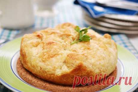 Куриный пирог с овощами
Рецепт ароматного пирога из вареного куриного мяса, обжаренных кабачков со сладким перцем и слоеного теста.