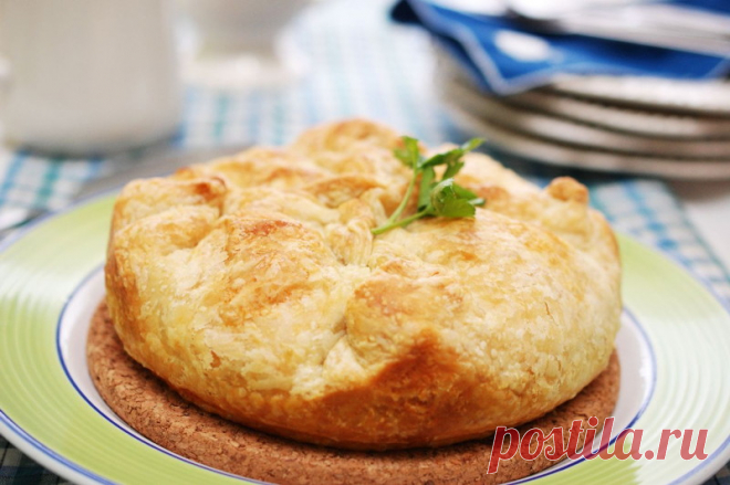 Куриный пирог с овощами
Рецепт ароматного пирога из вареного куриного мяса, обжаренных кабачков со сладким перцем и слоеного теста.